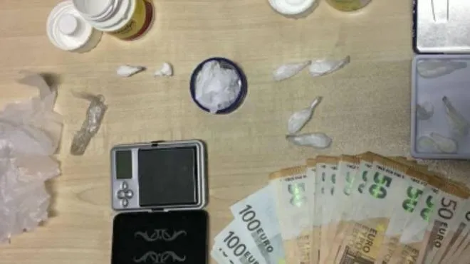 Parte della droga e dei soldi trovati nell’ambito dell’operazione che ha portato a trenta arresti