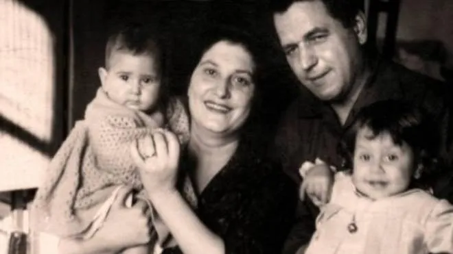 Licia e Giuseppe Pinelli con le figlie Silvia (a destra) e Claudia e 