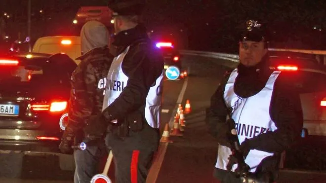 Movimentato episodio alcune sere fa in centro a Morbegno: i carabinieri bloccano un’auto rubata in fuga