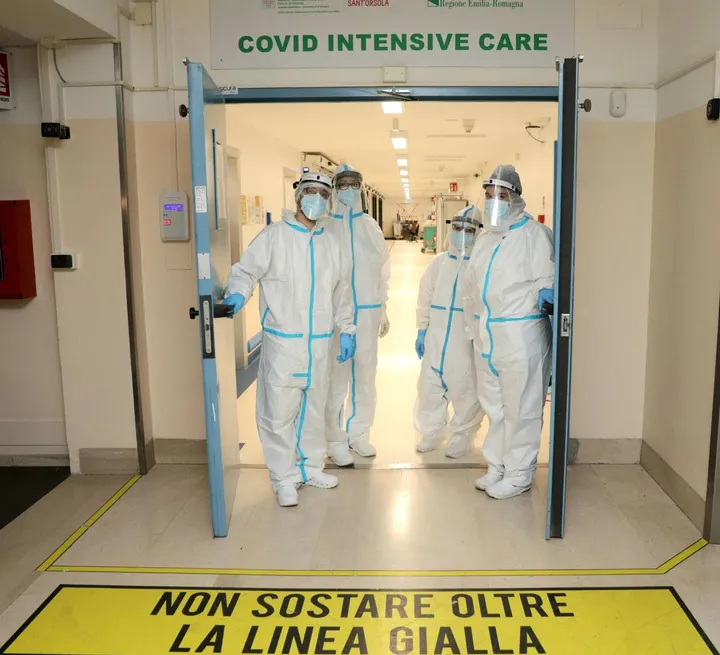 Nel primo anno di emergenza sanitaria solo in Lombardia si contagiarono oltre 12mila sanitari che operavano in ospedali, Rsa o nei servizi territoriali