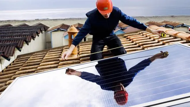 Rinnovabili fotovoltaico solare energia Enel operaio installazione pannelli solari fotovoltaici