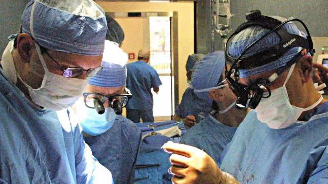 Chirurghi al lavoro in sala operatoria