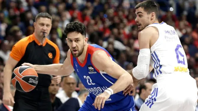 epa09963734 Anadolu Efes' Vasilije Micic (L) in action against Real Madrid's Alberto Abalde (R) during the Euroleague Basketball final match between Real Madrid and Anadolu Efes in Belgrade, Serbia, 21 May 2022.  EPA/ANDREJ CUKIC