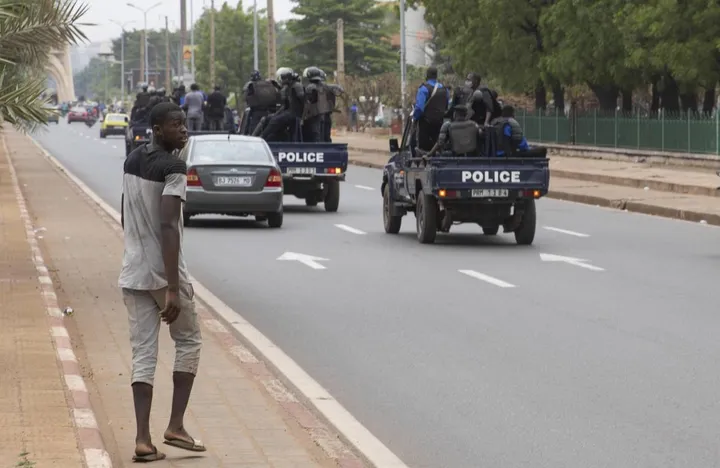 La polizia nelle strade di Bamako, capitale di un paese turbolento