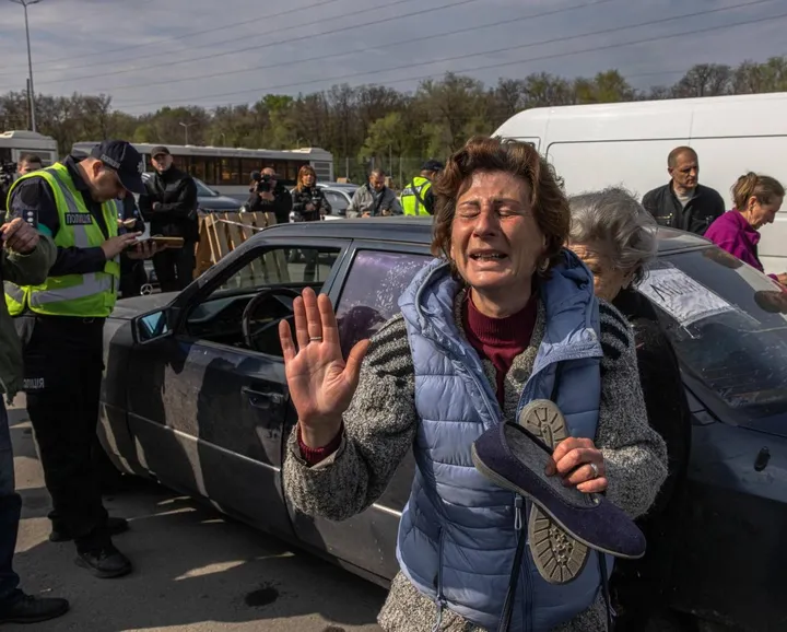 Una donna. diretta fuori dai confini della martoriata Ucraina