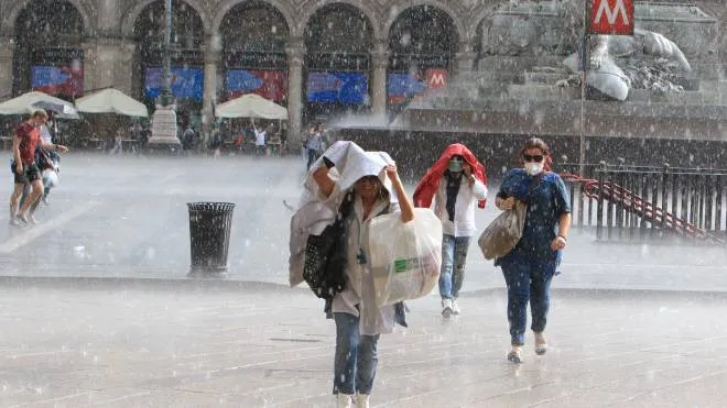 Maltempo pioggia improvviso  temporale su Milano, Piazza Duomo, milanesi e turisti in fuga, Milano 21 settembre 2020, ANSA / PAOLO SALMOIRAGO