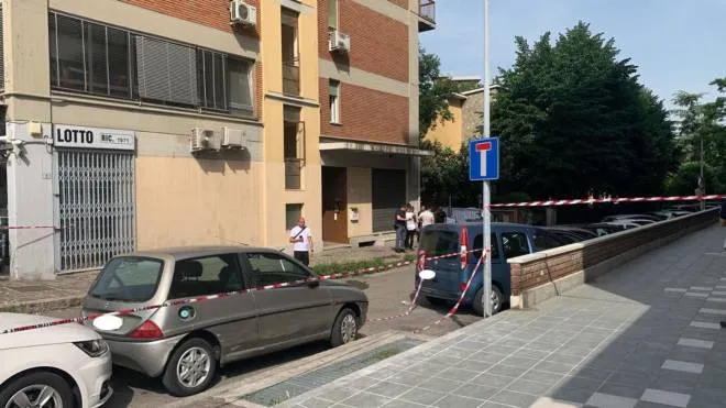 Lo stabile in Via Giardini a Modena dove una bambina di quattro anni � morta cadendo da un balcone posto al settimo piano, 23 Maggio 2022. ANSA/FRANCESCO VECCHI