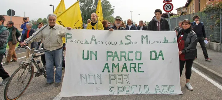 Una delle proteste dei cittadini che chiedono di salvaguardare il verde del territorio a sud di Milano