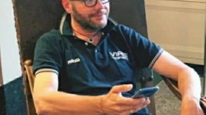 Stefano Enrico Martolini 41 anni lombardo di Santo Stefano Ticino era il direttore sportivo della società ciclistica Viris Vigevano La tragedia è avvenuta a Castelfidardo