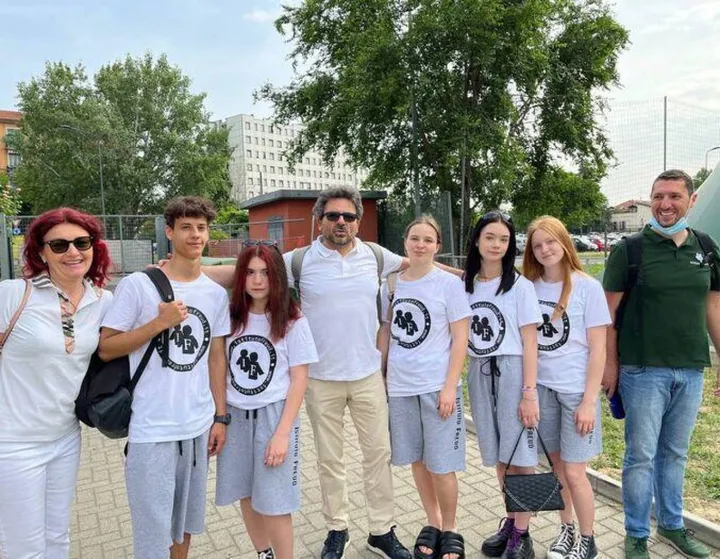 Il direttore della scuola Freud, Daniele Nappo, con alcuni dei ragazzi ucraini accolti dall’istituto