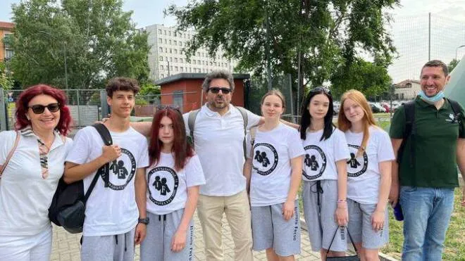 Il direttore della scuola Freud, Daniele Nappo, con alcuni dei ragazzi ucraini accolti dall’istituto