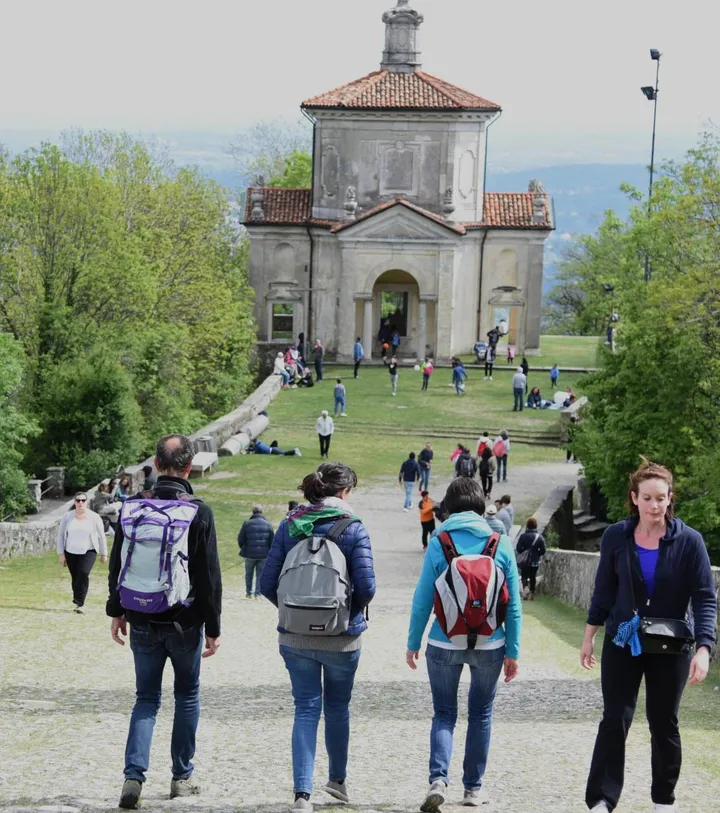 Turisti al Sacro Monte di Varese Le presenze sono tornate a salire dopo il crollo negli anni del Covid