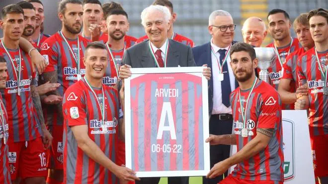Giovanni Arvedi presidente della Cremonese, durante i festeggiamenti e la premiazione della Lega calcio 