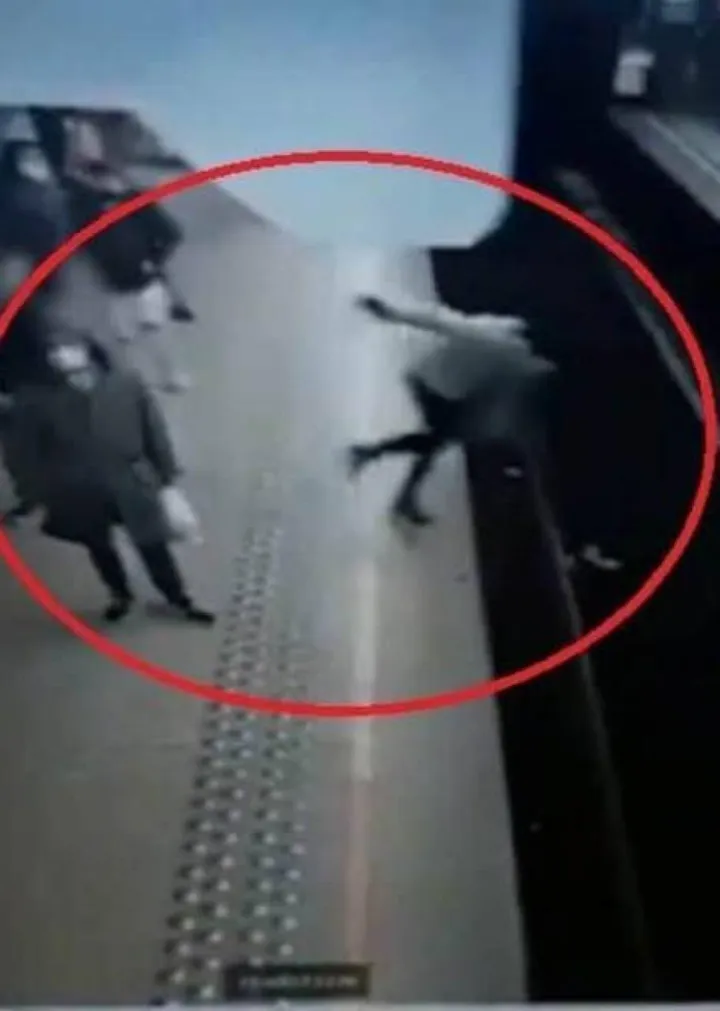 La donna spinta lo scorso 14 gennaio in una stazione della metro a Bruxelles. L’autsta frenò in tempo