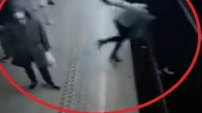 La donna spinta lo scorso 14 gennaio in una stazione della metro a Bruxelles. L’autsta frenò in tempo