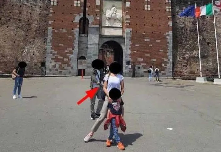 La foto ricordo davanti al Castello con mamma, figlia e ladro