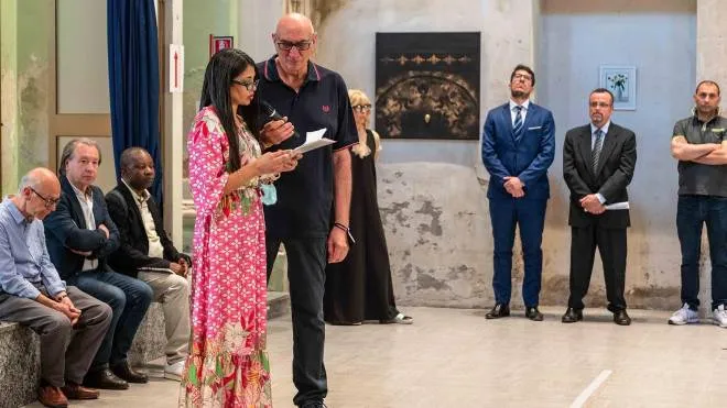 Zakia Seddiki, moglie di Luca Attanasio, e l’artista Dario Brevi alla presentazione della mostra nell’ex chiesa di piazza Solari