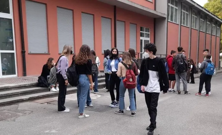 Studenti all’ingresso di una scuola