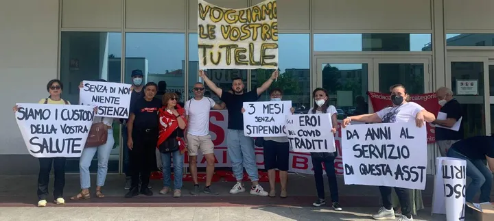 Infermieri, operatori sanitari e sindacati in presidio davanti all’ospedale Salvini di Garbagnate