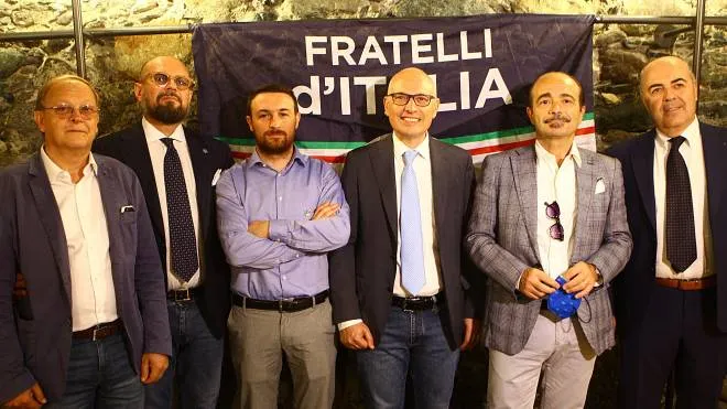 Al centro Jonny Crosio con i rappresentanti di Fratelli d’Italia