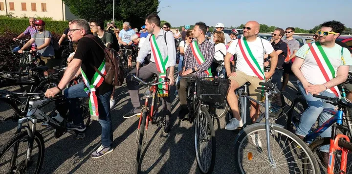Tanti cittadini si sono aggregati alla biciclettata dei sindaci per 13 km di sentieri