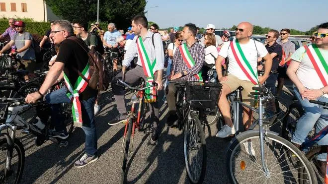 Tanti cittadini si sono aggregati alla biciclettata dei sindaci per 13 km di sentieri