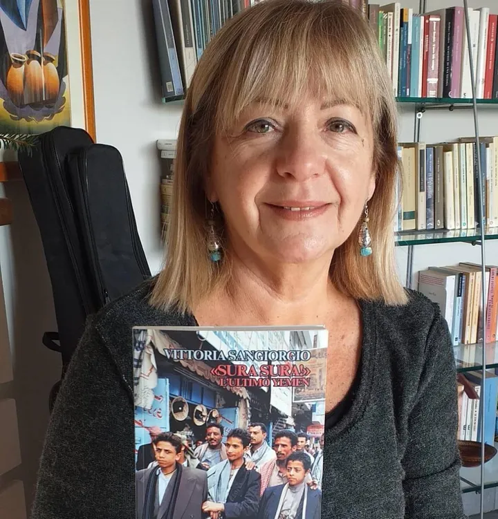 La scrittrice brianzola, insegnante e appassionata di reportage Vittoria Sangiorgio ha appena pubblicato il libro “Sura sura! - L’ultimo Yemen“ per le edizioni La Caravella