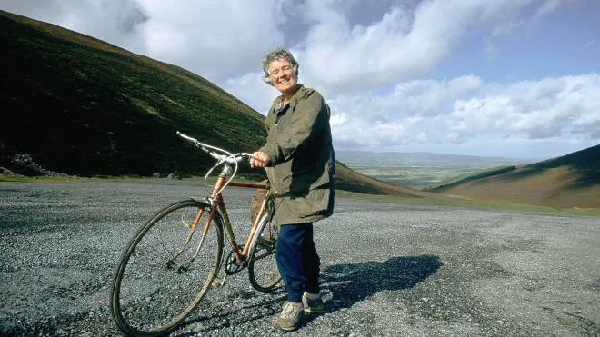 La scrittrice irlandese Dervla Murphy in uno dei paesaggi che amava vivere in bicicletta