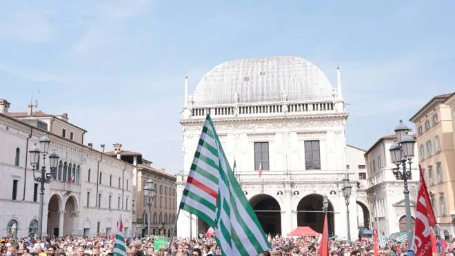 Brescia si ferma per ricordare la bomba esplosa il 28 maggio del 1974