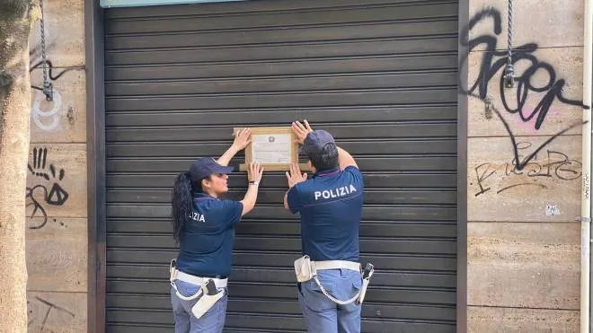 Gli agenti della Questura mentre danno esecuzione alla chiusura in via Bergamo