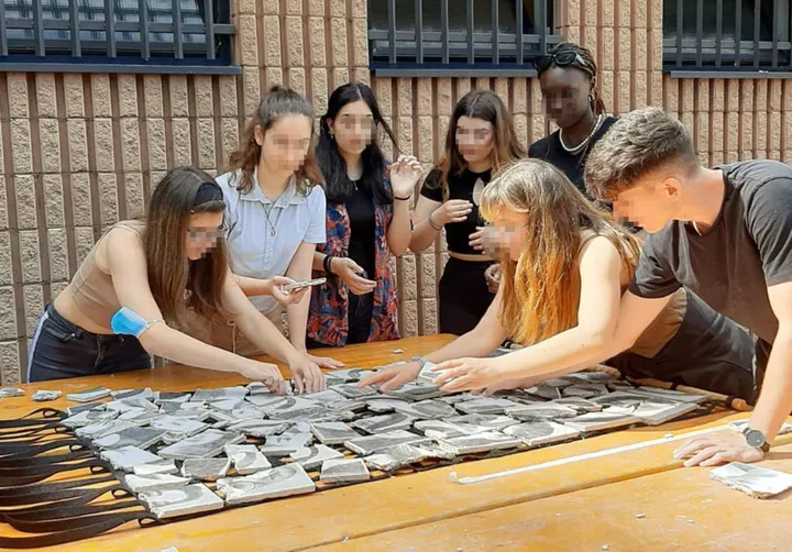 . lavoro artistico con Alberto Gianfreda: i ragazzi hanno creato formelle di argilla coi loro volti, poi le hanno spezzate creando un mosaico comune coi frammenti