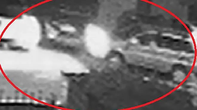 Le immagini del sistema di videosorveglianza hanno consentito di risalire alla targa del Suv guidato dal ventenne, che aveva urtato tre macchine in sosta