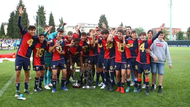 La gioia dei Giovanissimi del Genoa che hanno vinto il 14° Memorial Guido Settembrino 