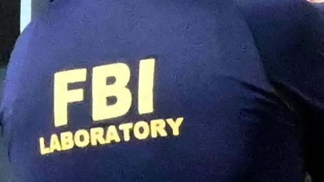 All’operaio gli agenti della Polizia Postale sono arrivati su segnalazione dell’Fbi che aveva intercettato un flusso di immagini a potenziale contenuto pedopornografico