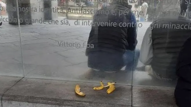 Le bucce di banana abbandonate sulla stele di Vittorio Foa