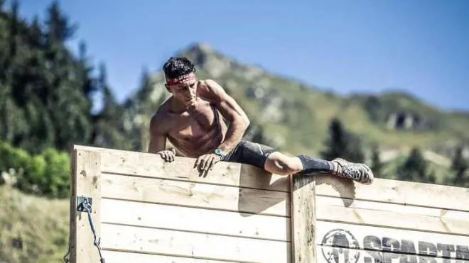 Stefano Russo 34 anni atleta di Figino Serenza su uno degli ostacoli caratteristici delle gare del circuito Spartan Race