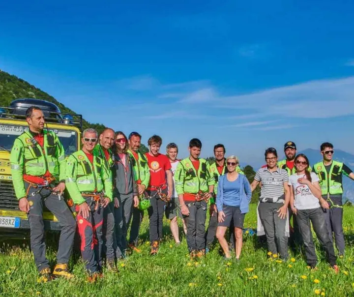 I volontari. aiutano chiunque si trovi in difficoltà in montagna, non solo i feriti