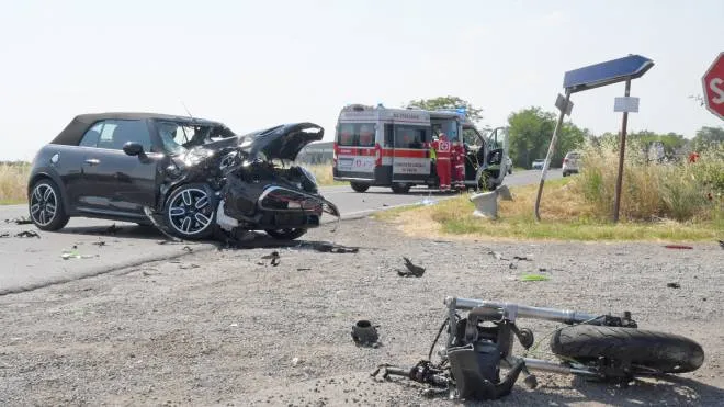 broni ( pavia ) - incidente stradale auto moto, morto motociclista 23 anni roberto catena di milano - foto torres