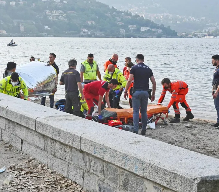 I soccorritori sulla riva dopo aver recuperato il ragazzo dal lago