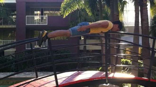 Il planking... in Australia. Consiste nello stendersi (to plank) in contesti pericolosi e dove si rischia la vita