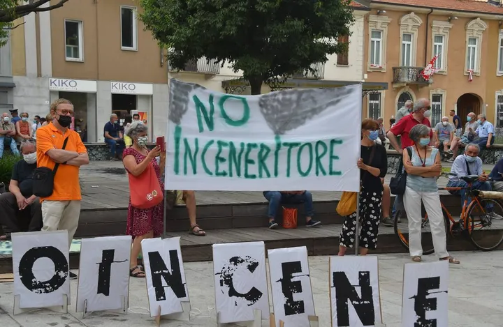 Una manifestazione contro l’inceneritore in piazza San Magno a Legnano