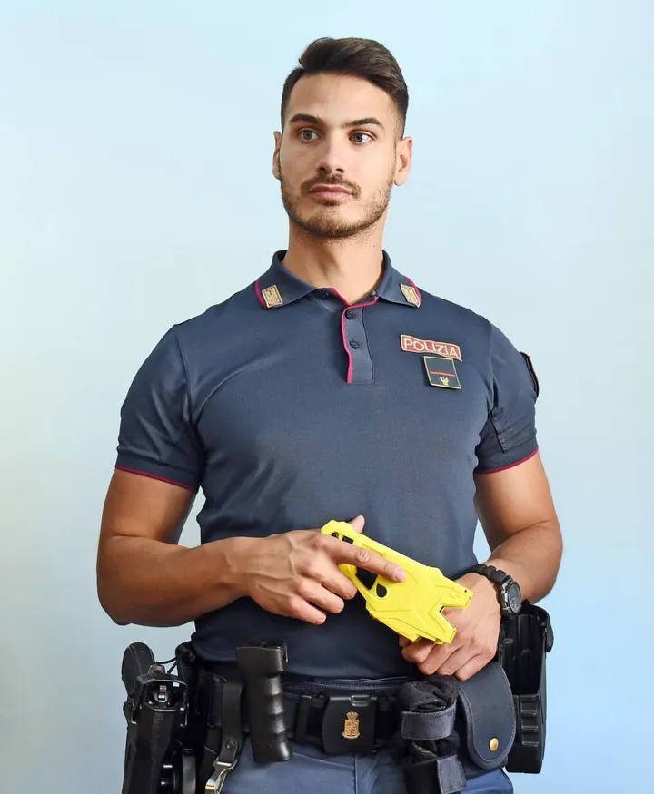Il taser, la pistola elettrica di colore giallo in dotazione della polizia La squadra Volante ha sostenuto un corso di formazione per l’utilizzo