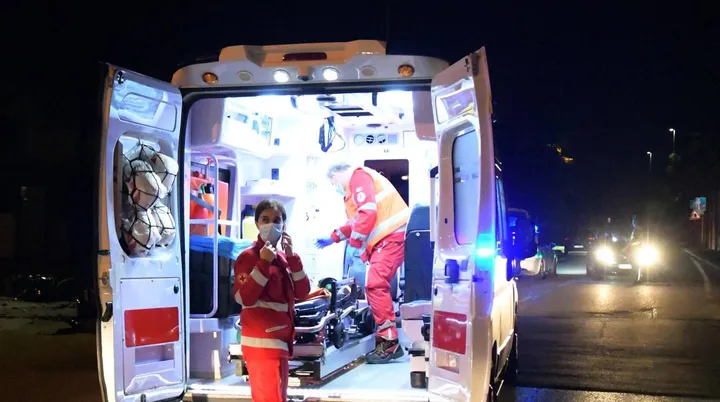 Ambulanza e soccorritori mobilitati: un rumeno di 26 ha chiamato i soccorsi dicendo di sentirsi male e. poi si è scagliato contro i sanitari