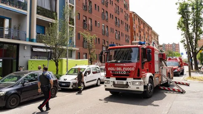 I soccorsi davanti al palazzo di via Milano 81 dove si è sfiorata l’ennesima tragedia fra le mura domestiche
