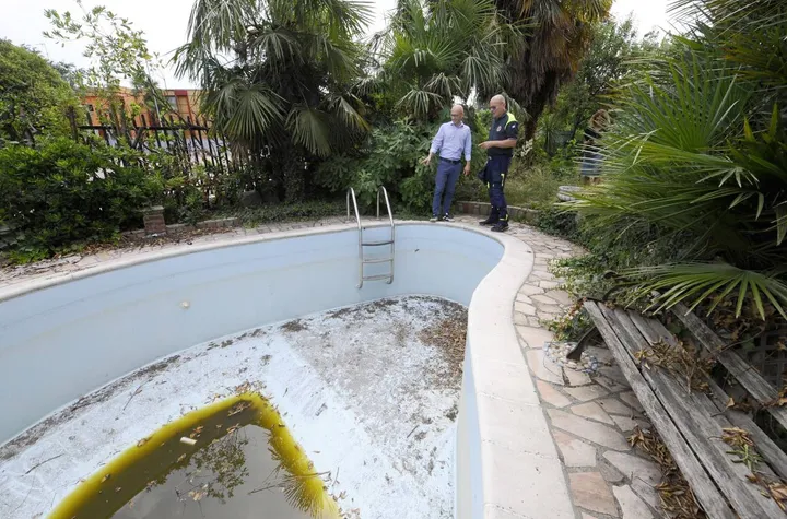 La piscina della villa confiscata alla criminalità organizzata in via Morona