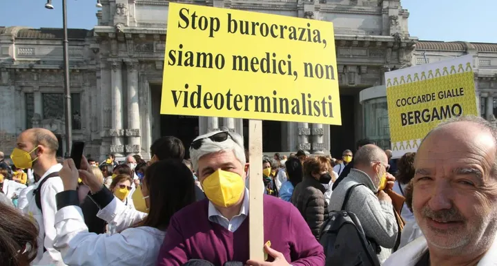 Una protesta dei medici di base a Milano (precedente alla polemica di ieri)