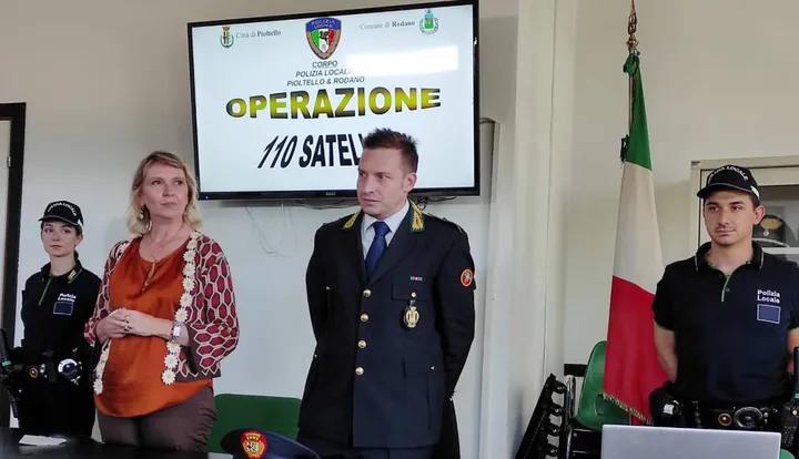 Il comandante della Polizia locale Mimmo Paolini e la sindaca Ivonne Cosciotti presentano con orgoglio i risultati dell’operazione “110 Satellite“
