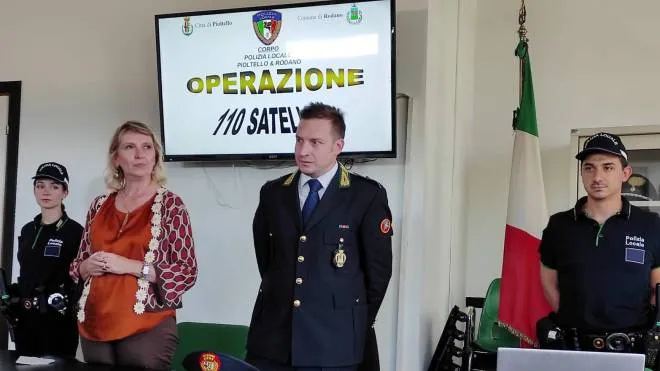 Il comandante della Polizia locale Mimmo Paolini e la sindaca Ivonne Cosciotti presentano con orgoglio i risultati dell’operazione “110 Satellite“