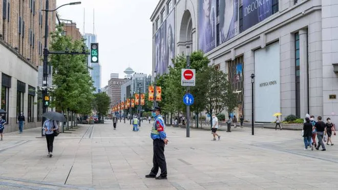 A security guard walks in the commerical area along the Nanjing road in Shanghai on June 10, 2022, as Shanghai will carry out a city wide Covid-19 testing in the coming weekend. (Photo by LIU JIN / AFP) / China OUT