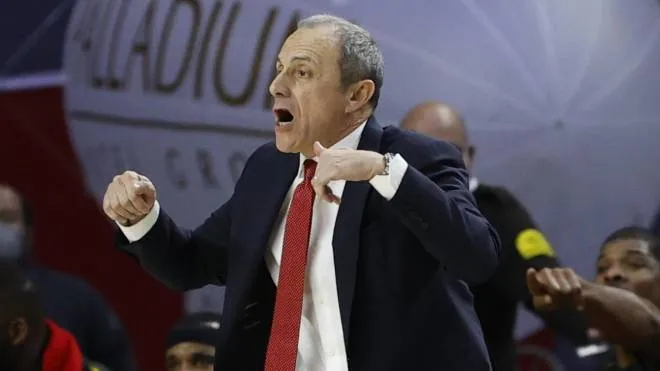 epa09816039 Milan's head coach Ettore Messina reacts during the Euroleague basketball match between Real Madrid and AX Armani Exchange Milan at Wizink Center in Madrid, Spain, 10 March 2022.  EPA/JUANJO MARTIN